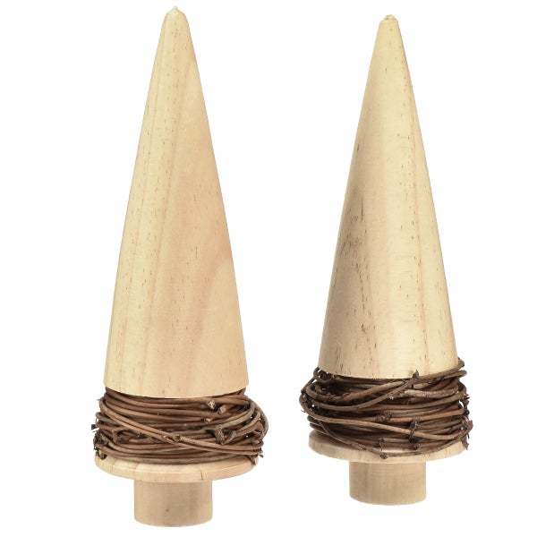Zwei dekorative Holzkegel mit Zweigen