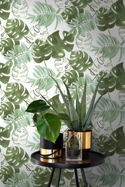 Dekorative Tapete mit Pflanzenmotiven und Zimmerpflanzen auf einem Beistelltisch