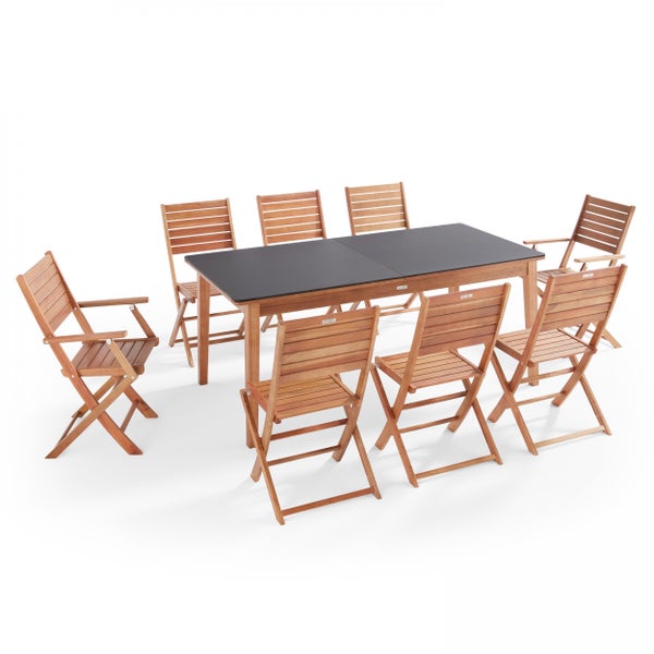 Gartenmöbel-Set aus Holz bestehend aus einem rechteckigen Tisch mit anthrazitfarbener Platte und acht Klappstühlen, zwei davon mit Armlehnen.