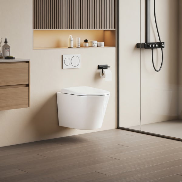 Modernes Badezimmer mit wandhängender Toilette, schwarzer Duscharmatur und Waschtischunterschrank in Holzoptik.