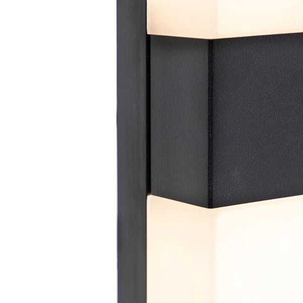 Detailaufnahme einer modernen Wandleuchte mit abwechselnden strukturierten Segmenten und lichtdurchlässigen Diffusoren.