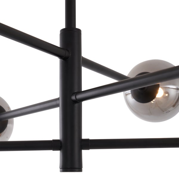 Detailaufnahme einer modernen Pendelleuchte mit schwarzen Streben und Glaskugeln