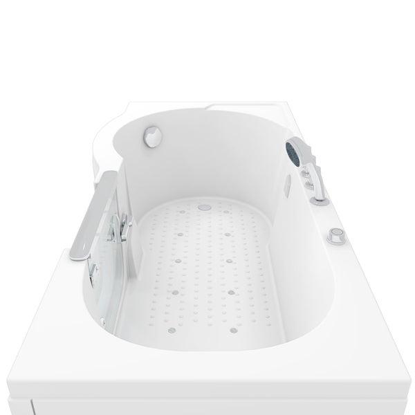 Badezimmer-Szene mit einer Badewanne mit Hydromassagefunktion, Armaturen und Handbrause.