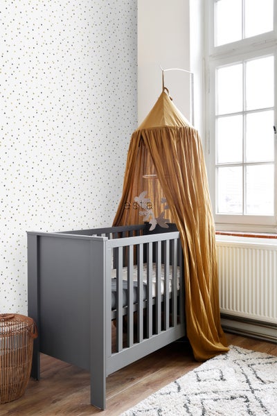 Graues Kinderbett mit Baldachin und gemusterter Tapete im Kinderzimmer