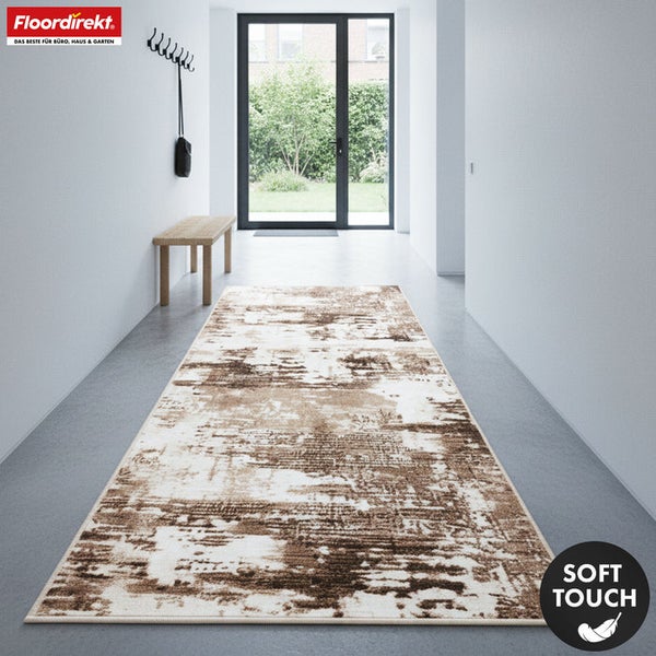 Flur mit Läufer in abstraktem Design und Soft-Touch-Symbol