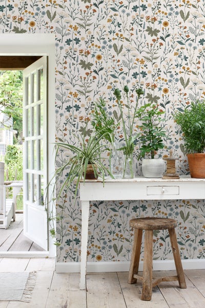 Szene mit geblümter Tapete, Tisch und Pflanzen
