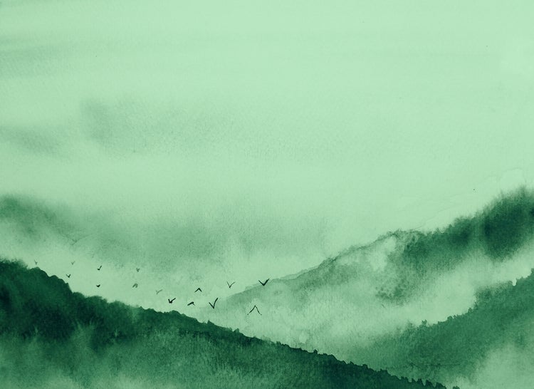 Wandbild Aquarellmalerei einer nebligen Berglandschaft mit fliegenden Vögeln.