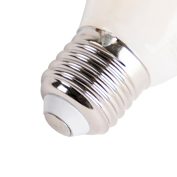 Schreibtisch mit Lampe, Laptop, Brille, Stifthalter und Mobiltelefon.