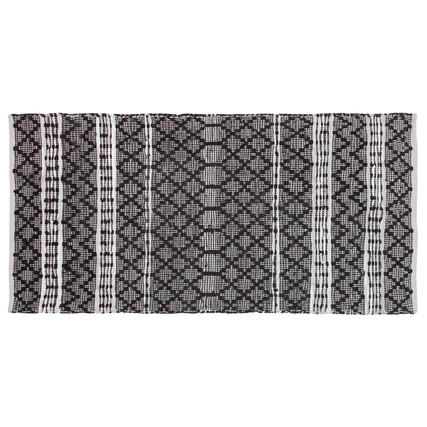 Mehrere Zitronenbäume in schwarzen Pflanztöpfen im Außenbereich vor einem Gewächshaus auf Kiesboden.