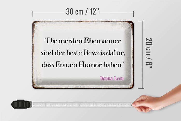 Braun-weißes Vieh steht und liegt im Stall auf Stroh.