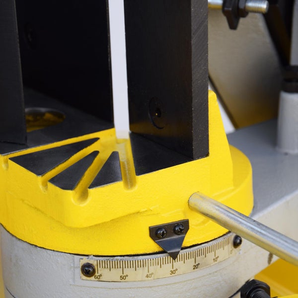 Detailansicht einer Metallsäge mit Gradskala zur Winkelmessung