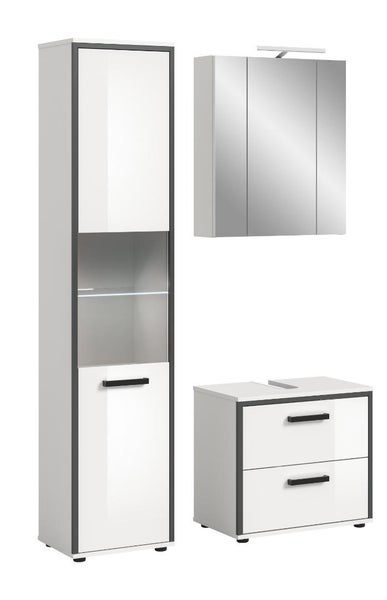 Modernes Badezimmermöbel-Set in Weiß bestehend aus einem Hochschrank, einem dreitürigen Spiegelschrank mit Beleuchtung und einem Waschbeckenunterschrank.