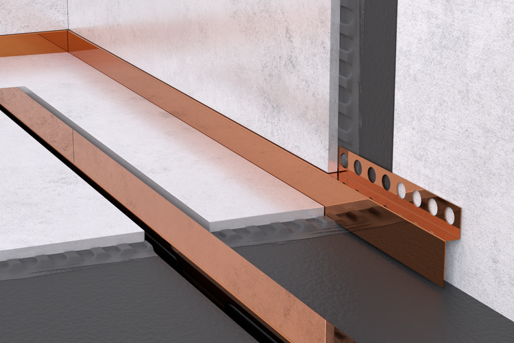 Detailansicht kupferfarbener Fliesenprofile an einem Wand-Boden-Übergang mit hellen Fliesen und dunklen Kleberschichten.