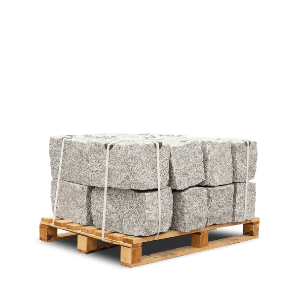 Granit-Mauersteine auf einer Holzpalette, gesichert mit Umreifungsbändern.