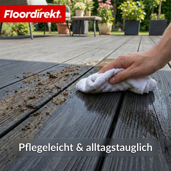 Eine Person reinigt eine Terrassendiele mit einem Tuch. Floor direkt Logo.