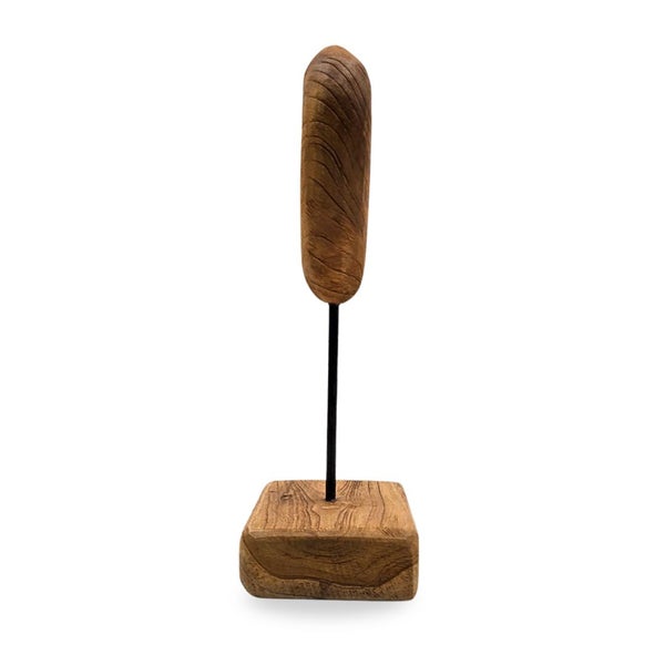 Dekorative Holzfigur auf Sockel