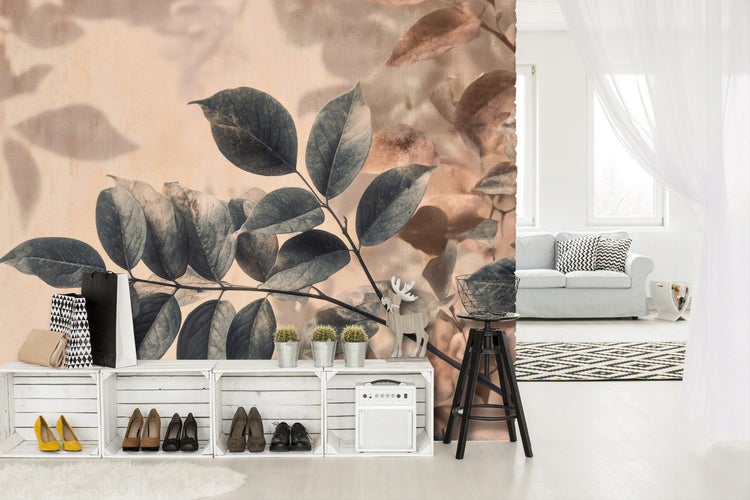 Berglandschaft mit See und bewaldeten Ufern bei Sonnenaufgang