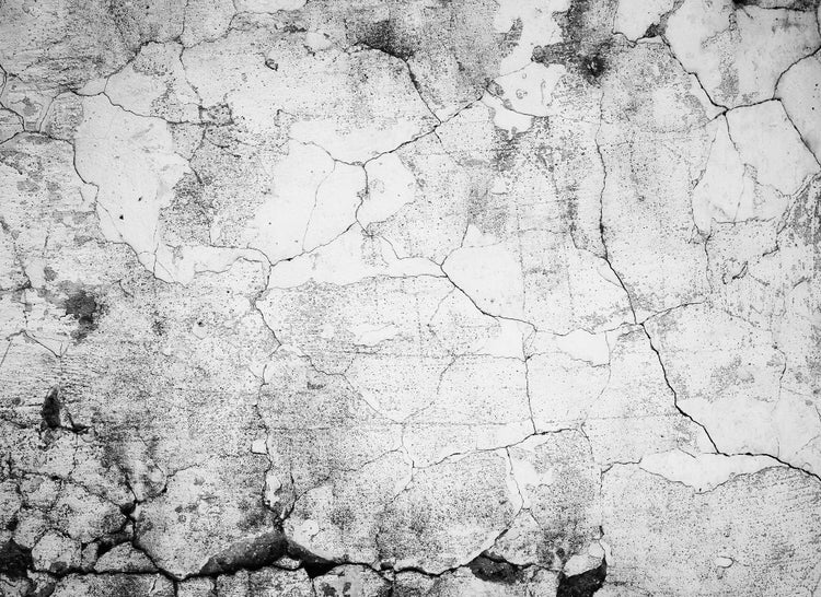Strukturierte Oberfläche einer rissigen Wand aus Putz oder Beton.
