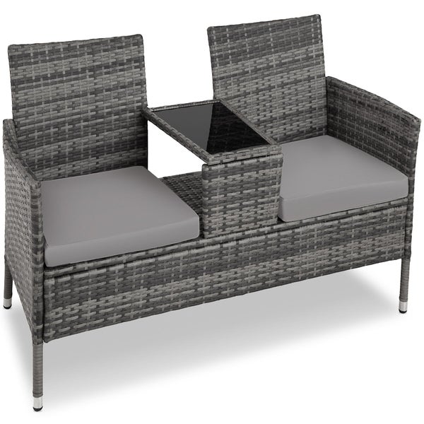 Polyrattan-Gartenbank für zwei Personen mit integriertem Mitteltisch mit Glasplatte und grauen Sitzkissen.