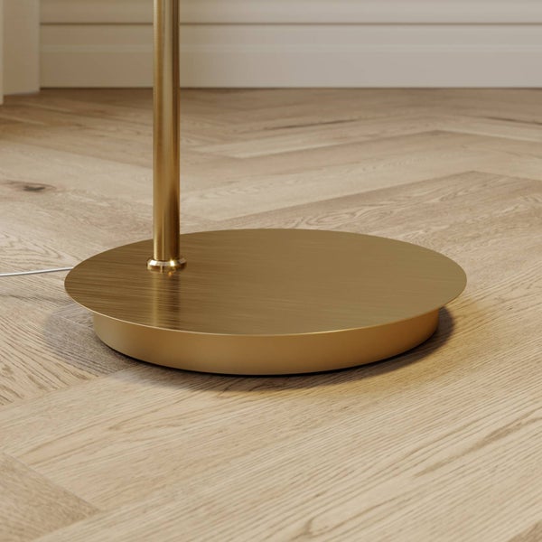 Detailansicht des runden Fußes einer Stehlampe