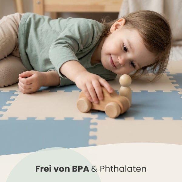Ein Kind spielt mit Holzspielzeug auf einer blau-beigen Puzzlematte aus Schaumstoff. Die Matte ist frei von Bisphenol A und Phthalaten.
