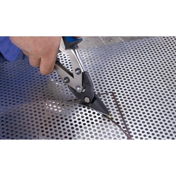 Blechschere schneidet ein Lochblech aus Metall entlang einer markierten Linie.