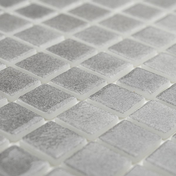 Quadratische Glasmosaikfliesen in strukturierter Optik für Wandverkleidungen