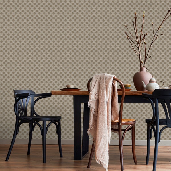 Gemusterte Tapete in einem hellen Esszimmer mit Holztisch, schwarzen Stühlen, einem braunen Stuhl mit Decke und Tischdekoration.