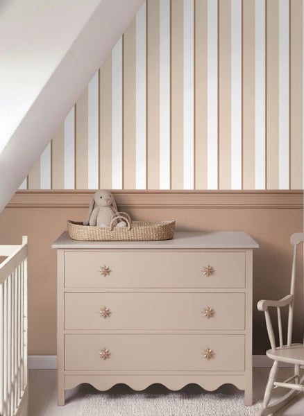 Kinderzimmer mit gestreifter Tapete, Kommode und Schaukelstuhl