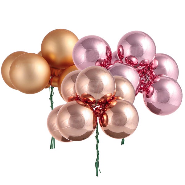 Dekorative Christbaumkugeln in Gold und Rosa
