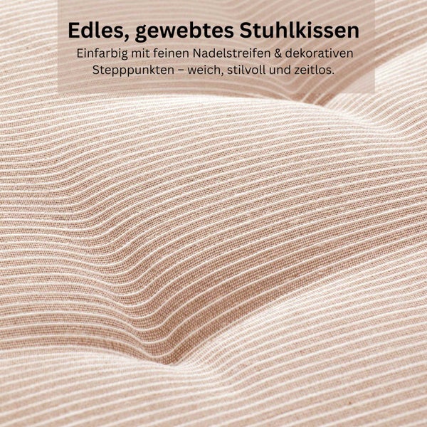 Gewebtes Stuhlkissen mit feinen Nadelstreifen und dekorativem Stepppunkt.