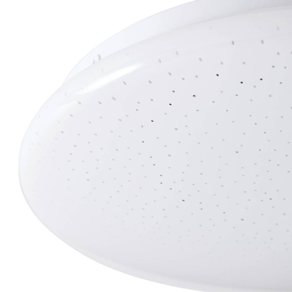 Runde Deckenleuchte mit Sternenhimmel-Effekt, Detailansicht der Kunststoffabdeckung mit feinen Lichtpunkten.