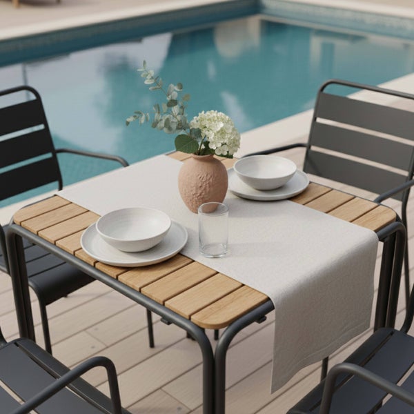 Moderner Gartentisch mit Holzlatten und Metallgestell sowie passende Gartenstühle auf einer Terrasse an einem Pool.