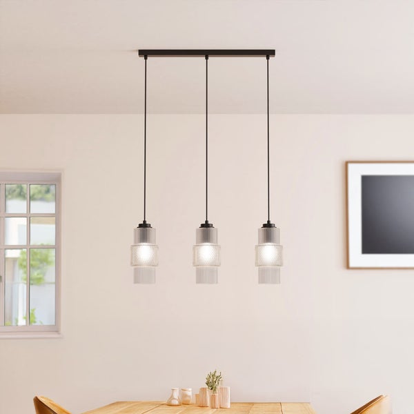 Dreiflammige Pendelleuchte mit Glasdetails über einem Esstisch