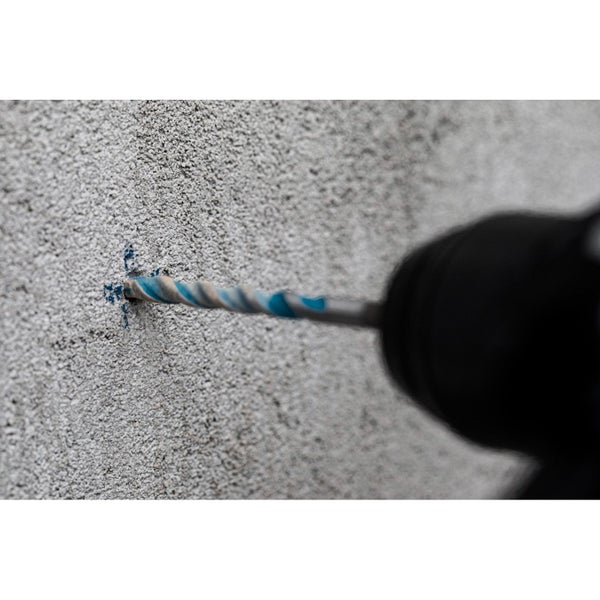 Spiralbohrer im Einsatz an einer Bohrmaschine