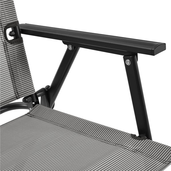 Detailansicht einer Gartenstuhl-Armlehne mit grauem Textilgewebe und schwarzem Metallgestell.