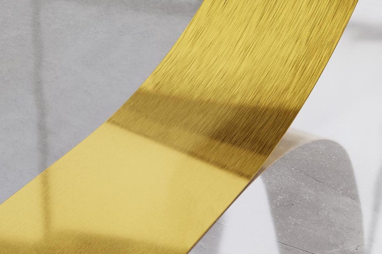 Goldfarbener Handtuchhalter auf hellem Untergrund