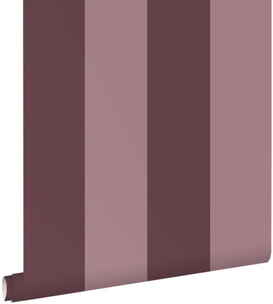 Vliestapete mit Blockstreifen in Dunkelbraun und Mauve.