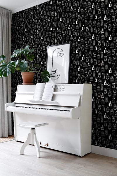 Einrichtungsszene mit weißem Klavier, Hocker, Zimmerpflanze und Tapete mit Flakonmuster