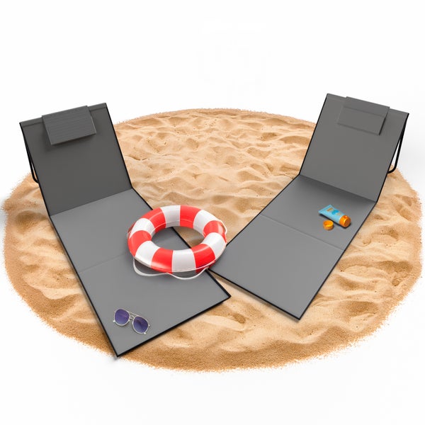 Zwei Strandmatten mit Sonnenbrille, Rettungsring und Sonnencreme auf Sand