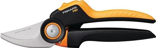 Fiskars Bypass-Gartenschere P921 mit ergonomischem Griff für präzise Schnitte an frischem Holz.