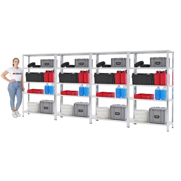 Vier verbundene Proregal Metallregale mit Lagerboxen, Kanistern und Eimern. Eine Person steht daneben als Größenvergleich.