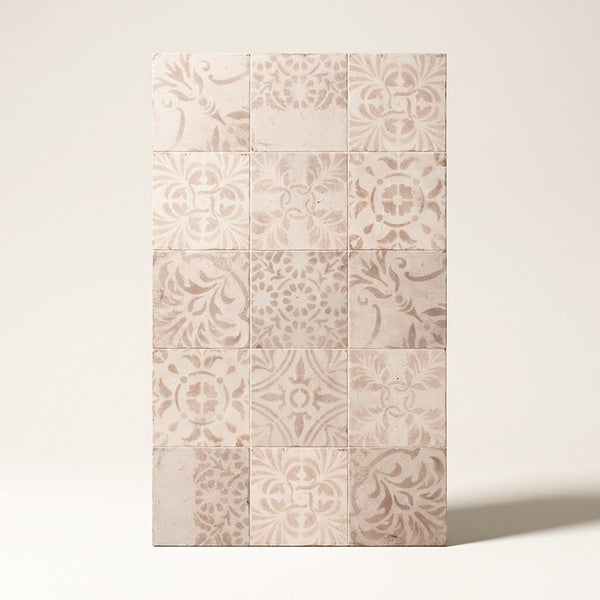 Quadratische Fliesen mit ornamentalen Mustern im historischen Stil fuer Wand und Boden.