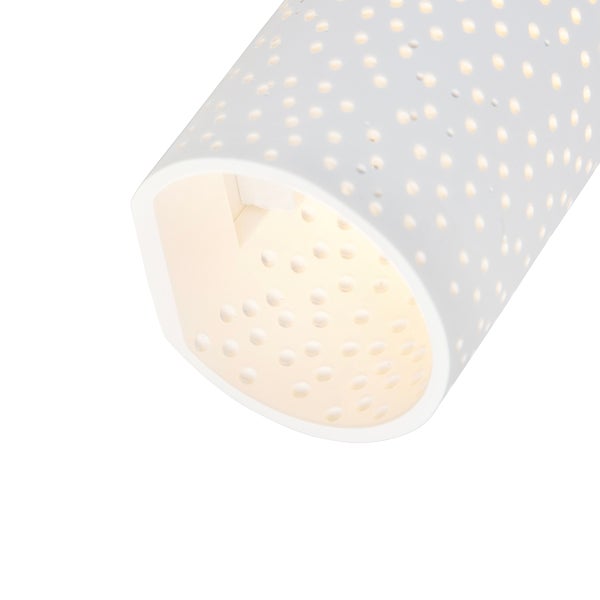 Detailansicht einer weißen Deckenleuchte mit Lochmuster