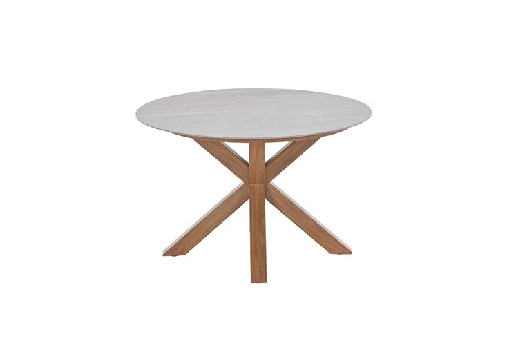 Runder Tisch mit einer Tischplatte in Steinoptik und gekreuzten Beinen aus Holz.