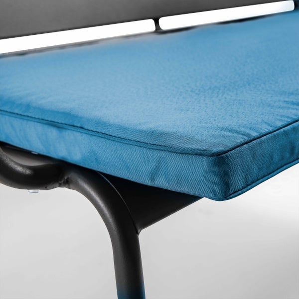 Blaues Sitzkissen für Gartenmöbel auf einem schwarzen Metallgestell.