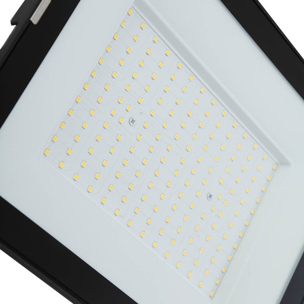 Nahaufnahme der LED-Dioden eines LED-Flutstrahlers mit schwarzem Gehäuse.