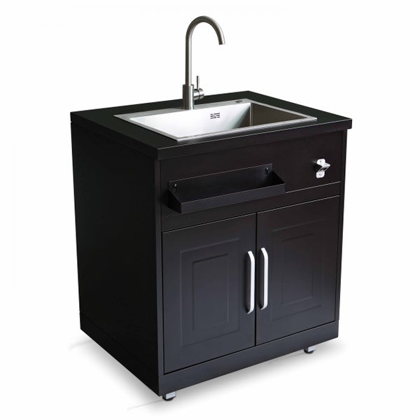 Outdoor-Spülenschrank in Schwarz mit Edelstahlspüle, hoher Armatur, zwei Türen und integriertem Flaschenöffner.