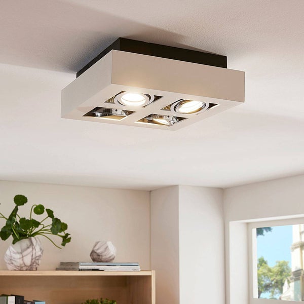 Deckenleuchte mit vier Strahlern im Wohnzimmer