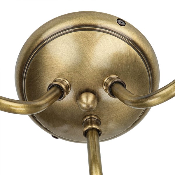 Detailansicht einer Deckenleuchte in Messingoptik mit drei Leuchtenarmen